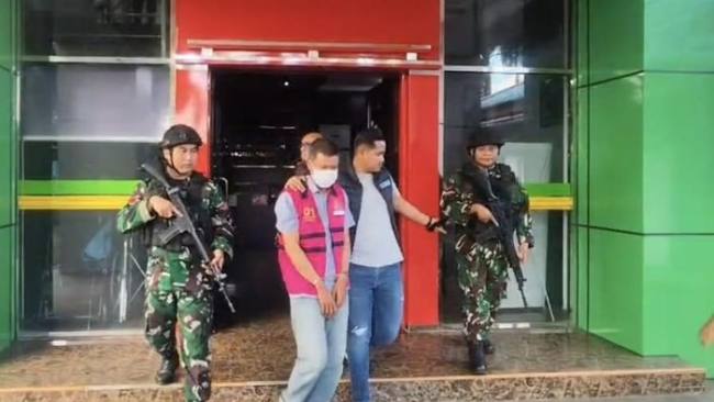 HY, Oknum pegawai Perumdam Tirta Senentang ditetapkan sebagai tersangka korupsi uang pelanggan Rp 5 miliar. (Footo: Dok Kejari Sintang)