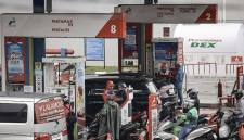 Pengendara antre untuk mengisi BBM di SPBU Pertamina di Duren Sawit, Jakarta, Senin (4/5/2026). (Foto: Arsip Antara/Dhemas Reviyanto)