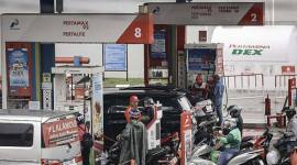 
Pengendara antre untuk mengisi BBM di SPBU Pertamina di Duren Sawit, Jakarta, Senin (4/5/2026). (Foto: Arsip Antara/Dhemas Reviyanto)