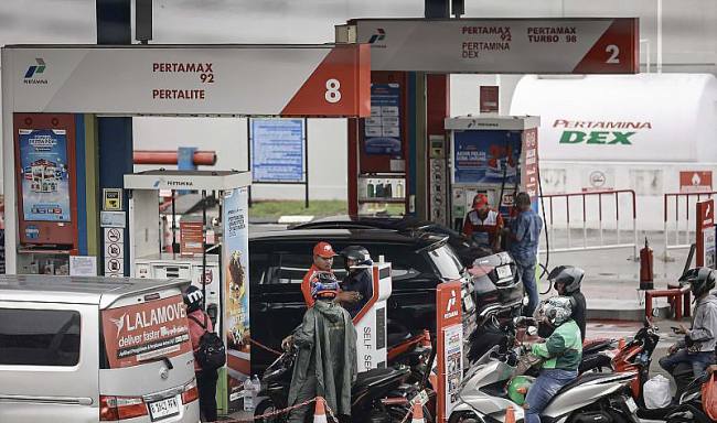
Pengendara antre untuk mengisi BBM di SPBU Pertamina di Duren Sawit, Jakarta, Senin (4/5/2026). (Foto: Arsip Antara/Dhemas Reviyanto)