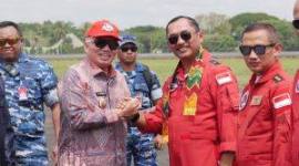 Gubernur Muhidin menyambut kedatangan tim Jupiter Aerobatic di Bandara Syamsudin Noor. Foto : istimewa
