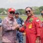 Gubernur Muhidin menyambut kedatangan tim Jupiter Aerobatic di Bandara Syamsudin Noor. Foto : istimewa