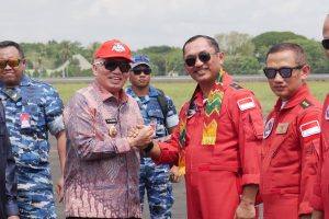 Gubernur Muhidin menyambut kedatangan tim Jupiter Aerobatic di Bandara Syamsudin Noor. Foto : istimewa