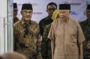 Ketua Majelis Etik Ombudsman RI Jimly Asshiddiqie (kiri) bersama anggota majelis etik Bagir Manan (kanan) bersiap memberikan keterangan pers di Jakarta, Jumat (29/5/2026). (Foto: Antara/Hafidz Mubarak A)