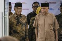Ketua Majelis Etik Ombudsman RI Jimly Asshiddiqie (kiri) bersama anggota majelis etik Bagir Manan (kanan) bersiap memberikan keterangan pers di Jakarta, Jumat (29/5/2026). (Foto: Antara/Hafidz Mubarak A)
