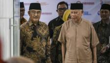 Ketua Majelis Etik Ombudsman RI Jimly Asshiddiqie (kiri) bersama anggota majelis etik Bagir Manan (kanan) bersiap memberikan keterangan pers di Jakarta, Jumat (29/5/2026). (Foto: Antara/Hafidz Mubarak A)