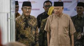 Ketua Majelis Etik Ombudsman RI Jimly Asshiddiqie (kiri) bersama anggota majelis etik Bagir Manan (kanan) bersiap memberikan keterangan pers di Jakarta, Jumat (29/5/2026). (Foto: Antara/Hafidz Mubarak A)