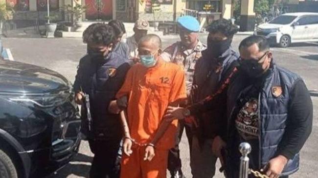 Sempat kabur usai pesta miras dan narkoba hingga menikam rekannya. AD (37) kini ditangkap aparat Polres Kotawaringin Timur. (Foto: Dok Polres Kotim)