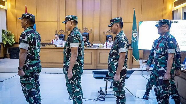 Empat personel TNI terkait kasus dugaan penganiayaan terhadap Andrie Yunus dalam sidang pembacaan putusan di Pengadilan Militer II-08 Jakarta, Rabu (10/6/2026). (Foto Antara/Agatha Olivia V)