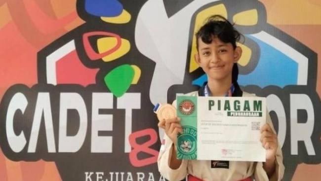 Siswi SDN 2 Sidorejo, Pangkalan Bun, bernama Dewi Putri raih medali perunggu di Kejurnas Taekwondo. (Foto: Dok Istimewa)
