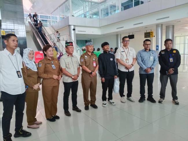 Supiat tiba di Bandara Tjilik Riwut Palangka Raya. (Foto: Istimewa)