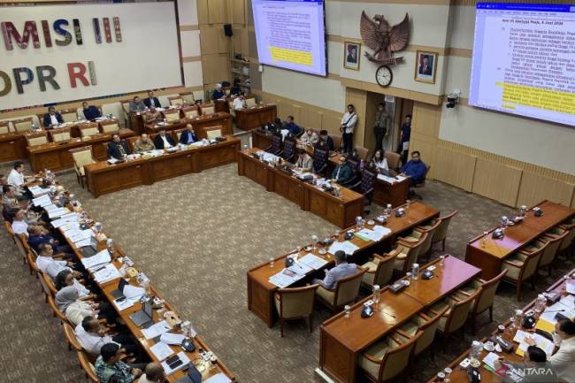 
Komisi III DPR RI menggelar rapat Panitia Kerja (Panja) Rancangan Undang-Undang (RUU) tentang Perubahan atas Undang-Undang Nomor 2 Tahun 2002 tentang Polri di Gedung DPR, Senayan, Jakarta, Senin (8/6/2026). (Foto: Antara/Fath Putra Mulya)