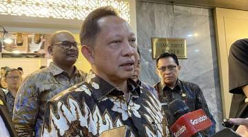 
Menteri Dalam Negeri Tito Karnavian menjawab pertanyaan pers di kompleks parlemen, Senayan, Jakarta, Kamis (11/6/2026). (Foto: Antara/Fath Putra M)
