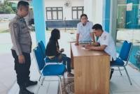 Wanita ODGJ di Palangka Raya yang mengamuk (duduk). (Foto: Dok Polsek Pahandut)