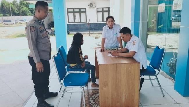 Wanita ODGJ di Palangka Raya yang mengamuk (duduk). (Foto: Dok Polsek Pahandut)