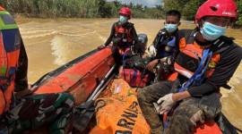 Tim SAR gabungan mengevakuasi jasad seorang remaja menggunakan kantong jasad yang merupakan korban diterkam buaya di Sungai Desa Karang Bintang, Kecamatan Karang Bintang, Kabupaten Tanah Bumbu, Kalimantan Selatan, Senin (13/7/2026). (Foto: HO-Kantor SAR Banjarmasin)
