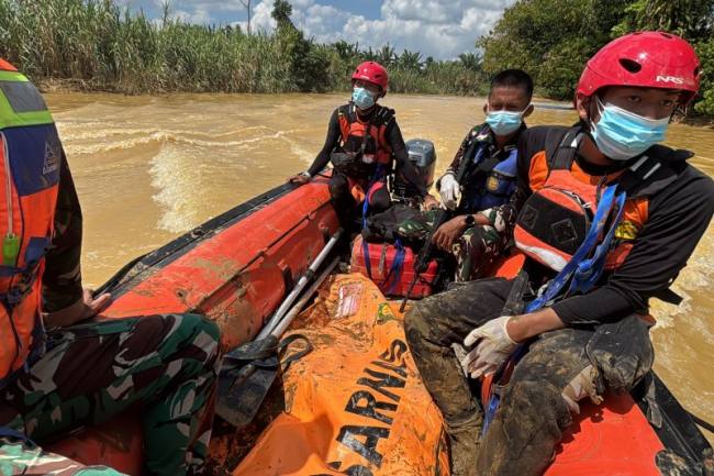 Tim SAR gabungan mengevakuasi jasad seorang remaja menggunakan kantong jasad yang merupakan korban diterkam buaya di Sungai Desa Karang Bintang, Kecamatan Karang Bintang, Kabupaten Tanah Bumbu, Kalimantan Selatan, Senin (13/7/2026). (Foto: HO-Kantor SAR Banjarmasin)
