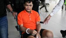 Pelaku Bio, didorong menggunakan kursi roda menuju mobil setibanya di Bandara Tjilik Riwut, Palangka Raya, Kalimantan Tengah, Kamis (16/7/2026) (SuarIndonesia/Foto Antara