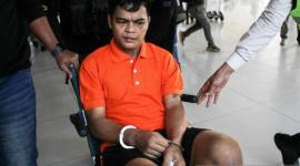 Pelaku  Bio, didorong menggunakan kursi roda menuju mobil setibanya di Bandara Tjilik Riwut, Palangka Raya, Kalimantan Tengah, Kamis (16/7/2026) (SuarIndonesia/Foto Antara