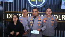Kadiv Humas Polri Irjen Pol Johnny Eddizon Isir (kedua dari kanan). (Foto: HO-Divisi Humas Polri)