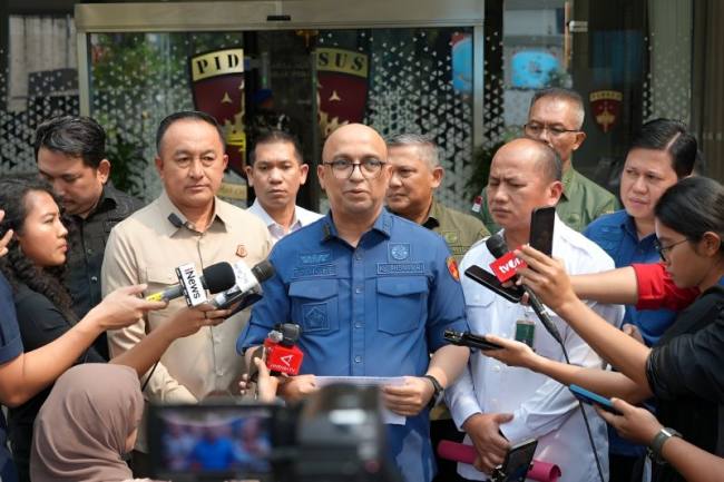 
Direktur Penyidikan Jaksa Agung Muda Bidang Tindak Pidana Khusus (Jampidsus) Kejagung Syarief Sulaeman Nahdi (tengah) bersama Kepala Pusat Penerangan Hukum Kejagung Anang Supriatna (tengah kanan) dan Direktur Penindakan pada Jampidmil Kejagung Brigjen TNI Andi Suci (tengah kiri) memberikan keterangan pers di Gedung Jampidsus Kejagung, Jakarta, Kamis (2/7/2026). (Foto: Kejagung RI)