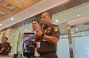 Kepala Pusat Penerangan Hukum (Kapuspenkum) Kejagung Anang Supriatna (tengah kanan) menjawab pertanyaan awak media di Gedung Utama Kejagung, Jakarta, Senin (13/7/2026). (Foto: Antara/Nadia Putri R)