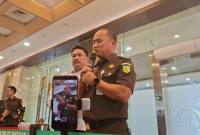 Kepala Pusat Penerangan Hukum (Kapuspenkum) Kejagung Anang Supriatna (tengah kanan) menjawab pertanyaan awak media di Gedung Utama Kejagung, Jakarta, Senin (13/7/2026). (Foto: Antara/Nadia Putri R)