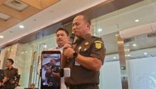 Kepala Pusat Penerangan Hukum (Kapuspenkum) Kejagung Anang Supriatna (tengah kanan) menjawab pertanyaan awak media di Gedung Utama Kejagung, Jakarta, Senin (13/7/2026). (Foto: Antara/Nadia Putri R)
