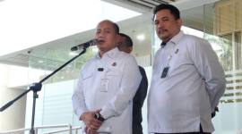 Kepala Pusat Penerangan Hukum (Kapuspenkum) Kejagung Anang Supriatna (kiri) memberikan keterangan pers di Gedung Kejagung, Jakarta, Rabu (15/7/2026). (Foto: Antara/Nadia Putri R)