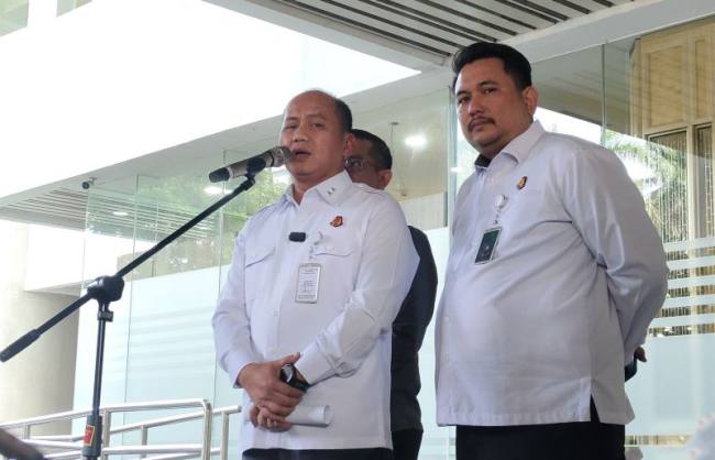 Kepala Pusat Penerangan Hukum (Kapuspenkum) Kejagung Anang Supriatna (kiri) memberikan keterangan pers di Gedung Kejagung, Jakarta, Rabu (15/7/2026). (Foto: Antara/Nadia Putri R)