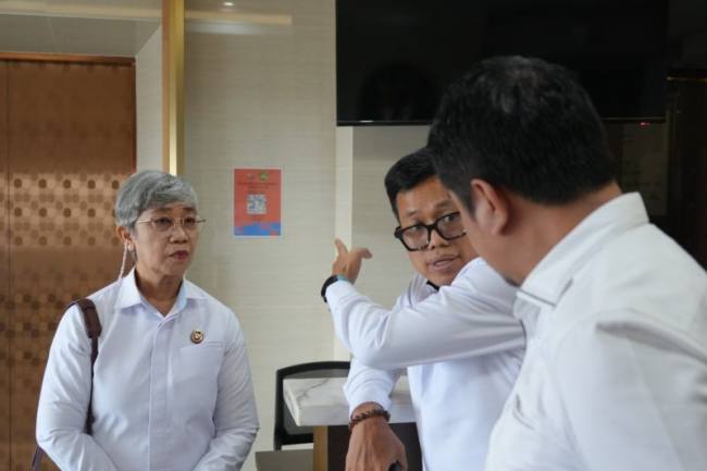 Ketua Komisi Kejaksaan RI Pujiyono Suwadi (kedua dari kanan) dan para komisioner Komisi Kejaksaan RI memantau langsung penanganan perkara dugaan korupsi dan tindak pidana pencucian uang (TPPU) dengan tersangka mantan Jaksa Agung Muda Bidang Tindak Pidana Khusus (Jampidsus) Febrie Adriansyah di Gedung Kejaksaan Agung, Jakarta, Rabu (22/7/2026). (Foto: HO-Komisi Kejaksaan RI)