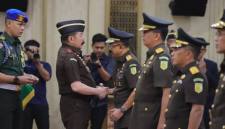 Jaksa Agung Muda Bidang Tindak Pidana Khusus (Jampidsus) Kuntadi (ketiga kanan) dalam prosesi pelantikan di Gedung Kejagung, Jakarta, Jumat (24/7/2026). (Foto: HO-Kejaksaan Agung RI)