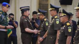 Jaksa Agung Muda Bidang Tindak Pidana Khusus (Jampidsus) Kuntadi (ketiga kanan) dalam prosesi pelantikan di Gedung Kejagung, Jakarta, Jumat (24/7/2026). (Foto: HO-Kejaksaan Agung RI)
