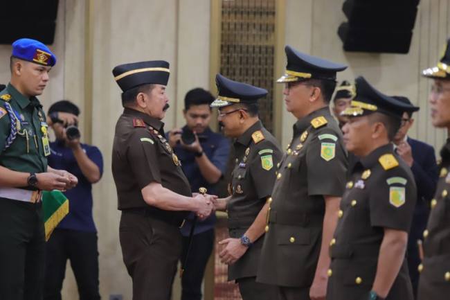 Jaksa Agung Muda Bidang Tindak Pidana Khusus (Jampidsus) Kuntadi (ketiga kanan) dalam prosesi pelantikan di Gedung Kejagung, Jakarta, Jumat (24/7/2026). (Foto: HO-Kejaksaan Agung RI)