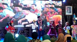 Menteri Pendidikan Dasar dan Menengah (Mendikdasmen) Abdul Mu'ti berinteraksi bersama sejumlah murid jenjang pendidikan anak usia dini (PAUD) di Kabupaten Kudus, Provinsi Jawa Tengah pada Minggu malam (5/7/2026). (Foto: HO-Kemendikdasmen)