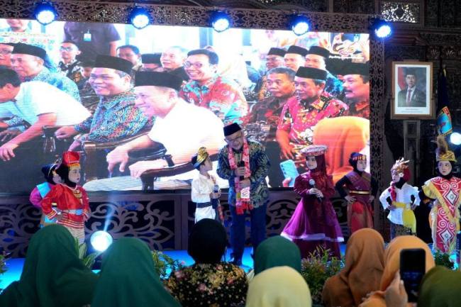 Menteri Pendidikan Dasar dan Menengah (Mendikdasmen) Abdul Mu'ti berinteraksi bersama sejumlah murid jenjang pendidikan anak usia dini (PAUD) di Kabupaten Kudus, Provinsi Jawa Tengah pada Minggu malam (5/7/2026). (Foto: HO-Kemendikdasmen)