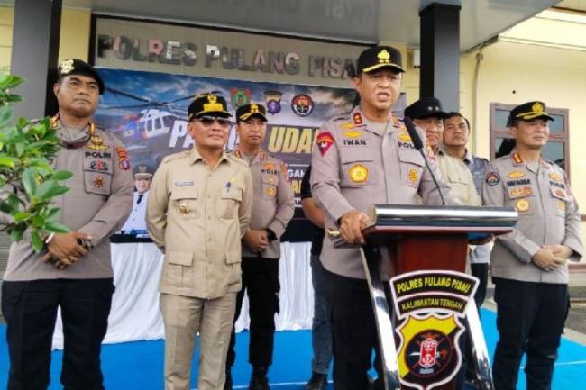 Kapolda Kalimantan Tengah Irjen Pol Iwan Kurniawan didampingi Gubernur Agustiar Sabran bersama Wakil Gubernur Edy Pratowo, dan Kapolres Pulang Pisau dalam  di Mako Polres Pulang Pisau, Sabtu (11/7/2026). (Foto: Antara/Dita Marsena)