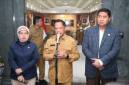 Menteri Dalam Negeri (Mendagri) Muhammad Tito Karnavian (tengah) memberikan keterangan kepada awak media usai rapat bersama Menteri PKP Maruarar Sirait (kanan) dan Kepala BPS Amalia Adininggar Widyasanti di Kantor Pusat Kemendagri, Jakarta, Senin (6/7/2026). (Foto: HO-Kemendagri)