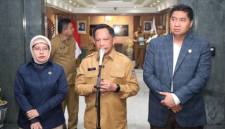 Menteri Dalam Negeri (Mendagri) Muhammad Tito Karnavian (tengah) memberikan keterangan kepada awak media usai rapat bersama Menteri PKP Maruarar Sirait (kanan) dan Kepala BPS Amalia Adininggar Widyasanti di Kantor Pusat Kemendagri, Jakarta, Senin (6/7/2026). (Foto: HO-Kemendagri)