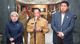 Menteri Dalam Negeri (Mendagri) Muhammad Tito Karnavian (tengah) memberikan keterangan kepada awak media usai rapat bersama Menteri PKP Maruarar Sirait (kanan) dan Kepala BPS Amalia Adininggar Widyasanti di Kantor Pusat Kemendagri, Jakarta, Senin (6/7/2026). (Foto: HO-Kemendagri)