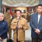 Menteri Dalam Negeri (Mendagri) Muhammad Tito Karnavian (tengah) memberikan keterangan kepada awak media usai rapat bersama Menteri PKP Maruarar Sirait (kanan) dan Kepala BPS Amalia Adininggar Widyasanti di Kantor Pusat Kemendagri, Jakarta, Senin (6/7/2026). (Foto: HO-Kemendagri)