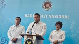 Kepala Badan Gizi Nasional (BGN) Sudaryono (tengah) saat konferensi pers di Jakarta, Senin (27/7/2026). (Foto: Antara/Anita Permata D)