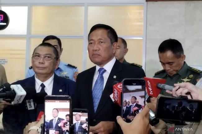 Wakil Menteri Pertahanan Donny Ermawan saat memberi keterangan di kompleks parlemen, Jakarta, Rabu (1/7/2026). (Foto: Antara/Bagus Ahmad R)
