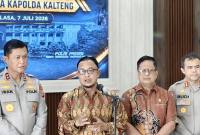 Komisioner Kompolnas Mochammad Choirul Anam (kedua kiri) bersama Kapolda Kalteng Irjen Polisi Iwan Kurniawan (kiri) saat memberikan keterangan pers di Mapolda Kalteng, Palangka Raya, Selasa (7/7/2026). (Foto: Antara/Rajib Rizali)