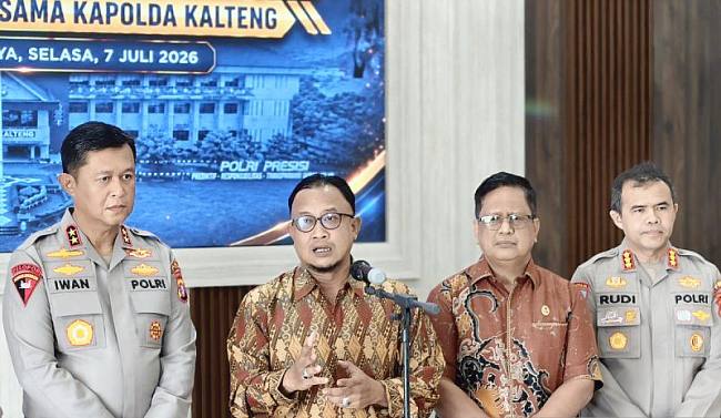 Komisioner Kompolnas Mochammad Choirul Anam (kedua kiri) bersama Kapolda Kalteng Irjen Polisi Iwan Kurniawan (kiri) saat memberikan keterangan pers di Mapolda Kalteng, Palangka Raya, Selasa (7/7/2026). (Foto: Antara/Rajib Rizali)