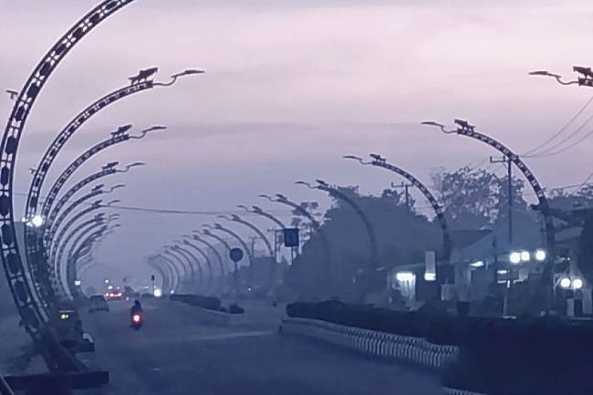 Suasana Kota Sampit menjelang pagi hari yang mulai diliputi kabut asap, Minggu (19/7/2026). (Foto: Antara/Devita Maulina)