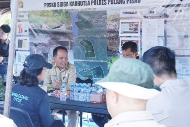 Gubernur Kalteng Agustiar Sabran dan jajaran meninjau langsung penanganan kebakaran hutan dan lahan di Pos Siaga Penanganan Karhutla Kabupaten Pulang Pisau, Jumat (24/7/2026). (Foto: HO-Biro Adpim Pemprov Kalteng)
