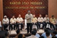 Kepala Staf Kepresidenan, Jenderal TNI (Purn) Dudung Abdurachman memberikan arahan dalam kepada seluruh pelaksana tugas deputi, tenaga profesional, dan sekretariat KSP di Gedung Bina Graha, Kompleks Istana Kepresidenan, Jakarta, Selasa (14/7/2026). (Foto: HO-KSP)