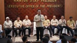 Kepala Staf Kepresidenan, Jenderal TNI (Purn) Dudung Abdurachman memberikan arahan dalam kepada seluruh pelaksana tugas deputi, tenaga profesional, dan sekretariat KSP di Gedung Bina Graha, Kompleks Istana Kepresidenan, Jakarta, Selasa (14/7/2026). (Foto: HO-KSP)
