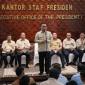 Kepala Staf Kepresidenan, Jenderal TNI (Purn) Dudung Abdurachman memberikan arahan dalam kepada seluruh pelaksana tugas deputi, tenaga profesional, dan sekretariat KSP di Gedung Bina Graha, Kompleks Istana Kepresidenan, Jakarta, Selasa (14/7/2026). (Foto: HO-KSP)
